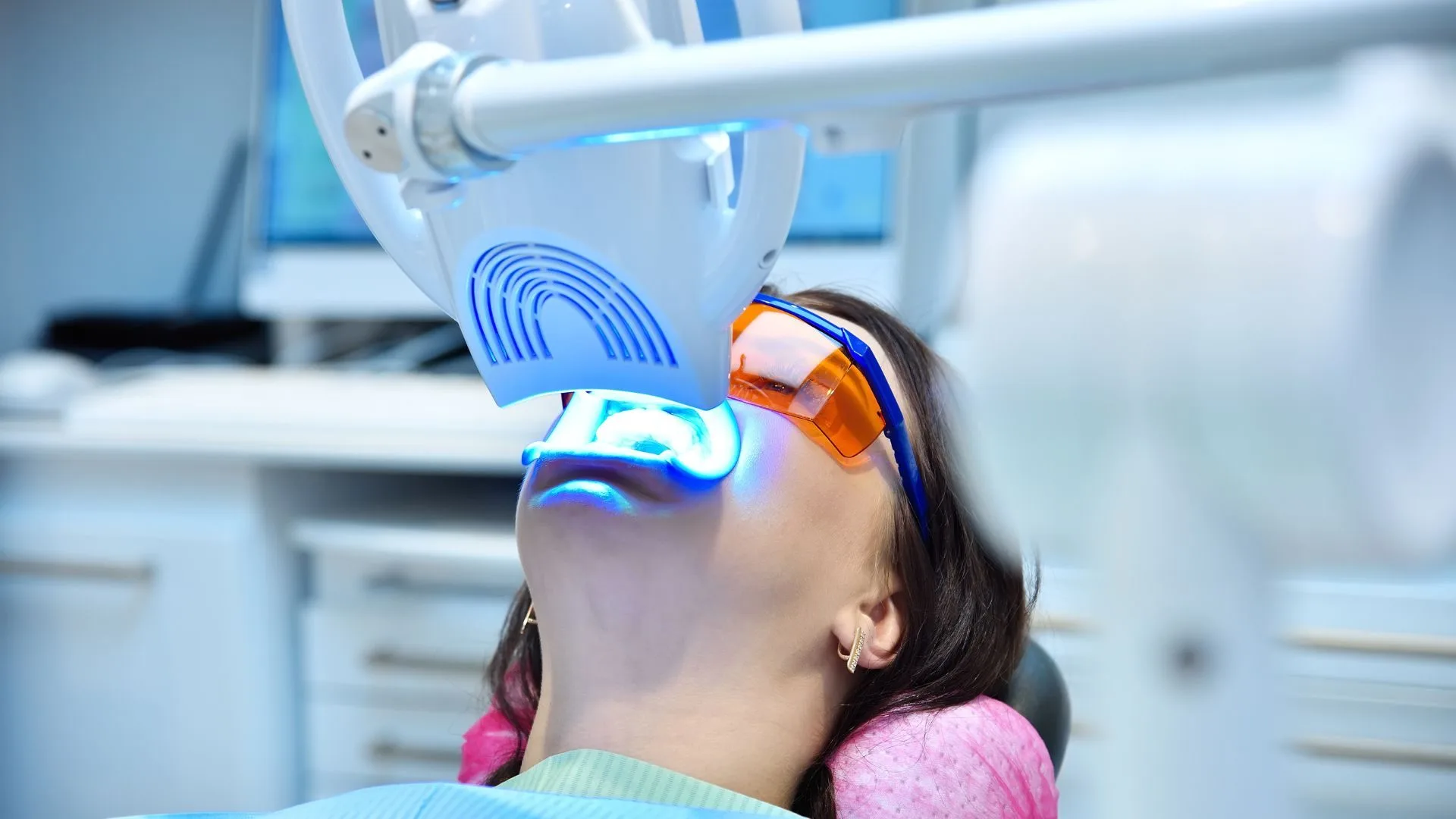 Dental crowns and teeth whitening in Currans Hill in SmileSavers